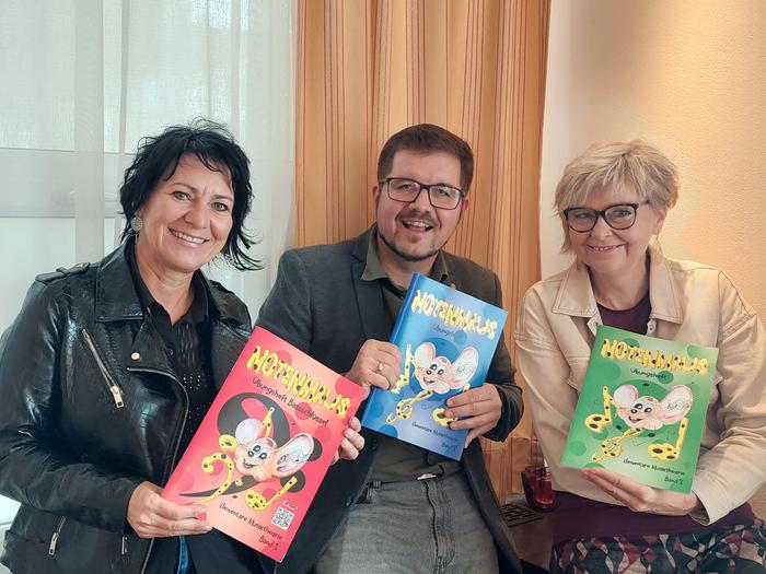 Die Musikschule Feldbach kooperiert mit dem Musikverlag RenTraud. Waltraud Hirschmann, Sascha Krobath und Renate Prassl-Barth freuen sich auf die Zusammenarbeit