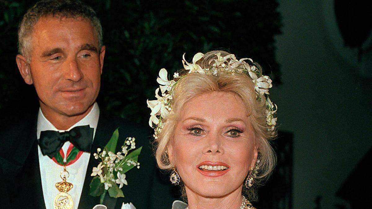 Zsa Zsa Gabor und ihr Mann Frederic von Anhalt an ihrem Hochzeitstag im Jahr 1986