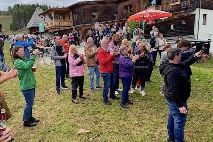 Die Familie Stocker erwies sich als perfekte Gastgeber und versorgte die Wanderer bis in die Abendstunden mit ihren Köstlichkeiten. Bei einer Verlosung gab es Preise zu gewinnen.