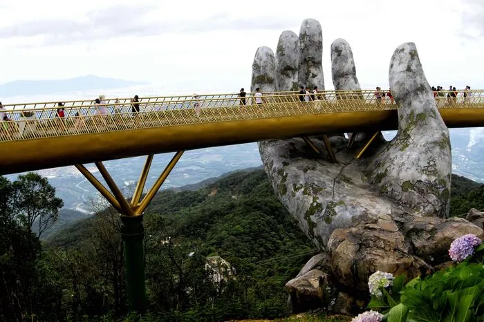 Das Bauwerk liegt 1400 Meter über dem Meer und bietet einen spektakulären Ausblick über die Bergwelt in Zentralvietnam.