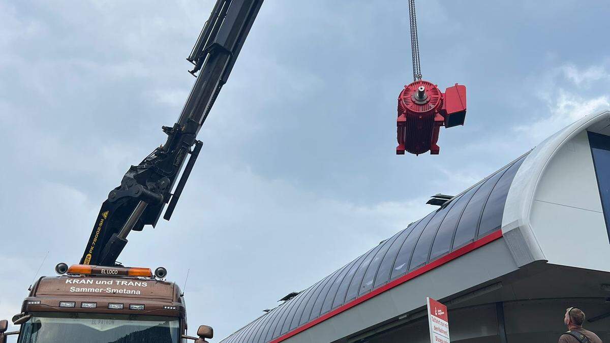 Per Kran wurde am Samstag der defekte Motor der Kombibahn gegen einen neuen ausgetauscht