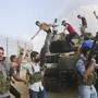 Palästinensische Bewaffnete auf einem israelischen Panzer