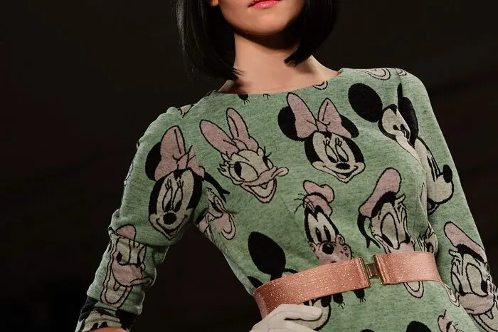 Gute Laune signalisierten auch Kleider, Röcke und Tops mit Mickey Mouse und anderen Figuren aus dem Disney-Universum.