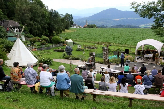 Nicht mit Applaus sparten nach über zwei Stunden unter anderen Banker Gerhard Kloiber, Chorleiterin Christa Scherwitzl sowie der Aufsichtsjäger Martin Prenter. Übrigens: Am 25. Juli geigt um 18 Uhr die „Deer-Band“ in der Arena in Sörg. 