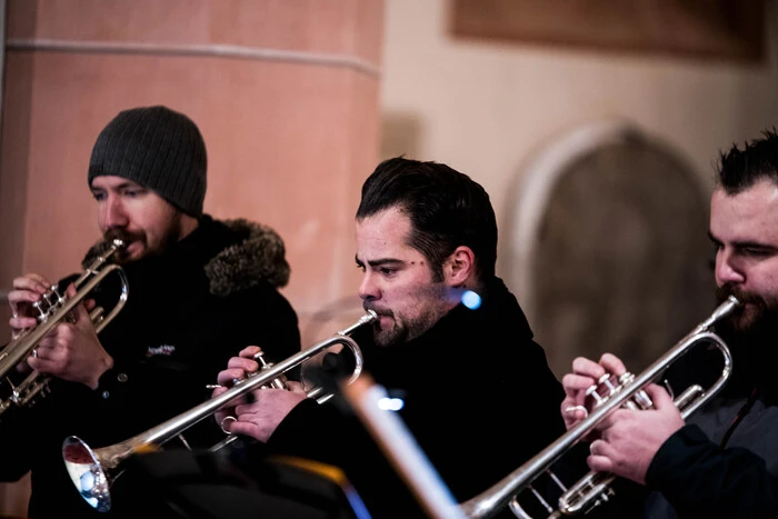 Durch den Abend führte Roswitha Krainer-Marschnig. Der festlichen Musiken wohnten bei Stadtpfarrer Zoltán Papp und MGV-Scholle Chorleiter Franz Hrastnig. Der Erlös kommt einem wohltätigen Zweck in der Region zu Gute.