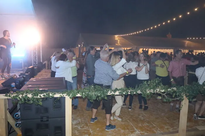 Zahlreiche Gäste schwangen das Tanzbein zu den verschieden Klängen der beiden Musikgruppen.