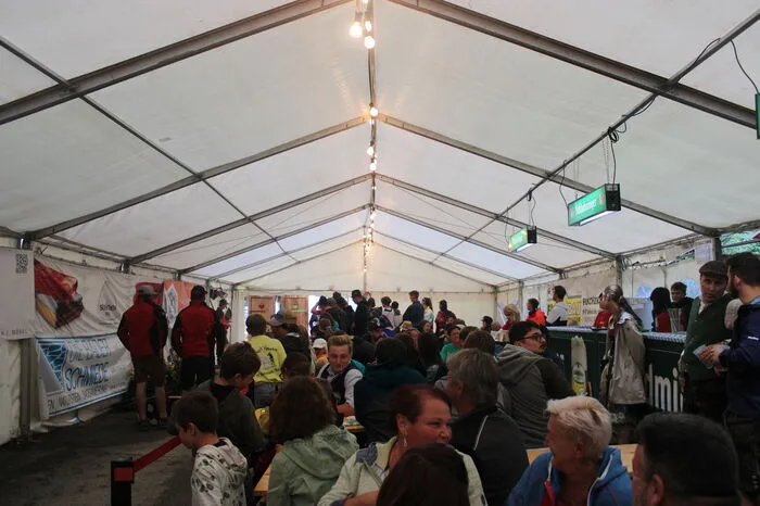Das Festzelt ist prall gefüllt
