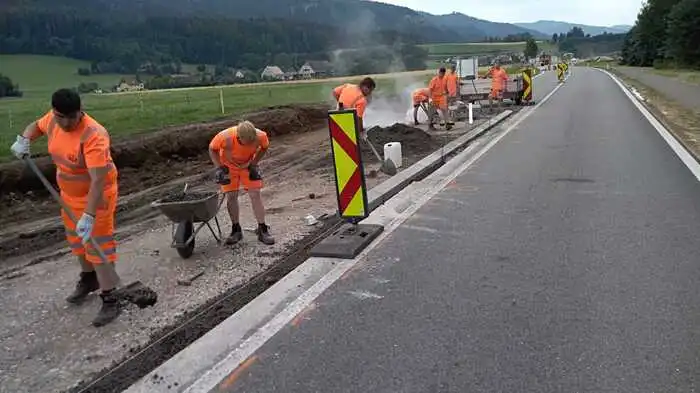 Im Rahmen ihrer Ausbildung errichten steirische Lehrlinge zwei Fahrbahnteiler auf der Triebener Straße nahe dem Gasthaus Neurad.