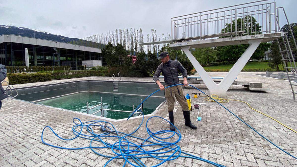 Im Lienzer Freibad laufen schon seit drei Wochen die Vorbereitungen für die Sommersaison