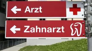 Weil Dutzende Kassenstellen unbesetzt sind, sind die Wartezimmer bei vielen Zahnärzten voll