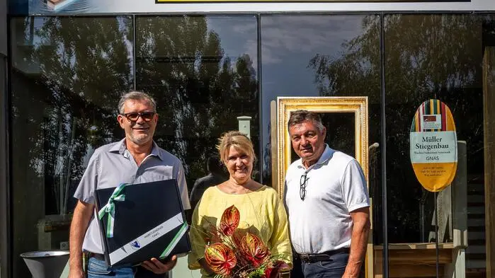 Franz und Annett Müller (v.l.) feiern das 30-jährige Bestehen von Müller Stiegenbau. Der Gnaser Bürgermeister Gerhard Meixner gratulierte