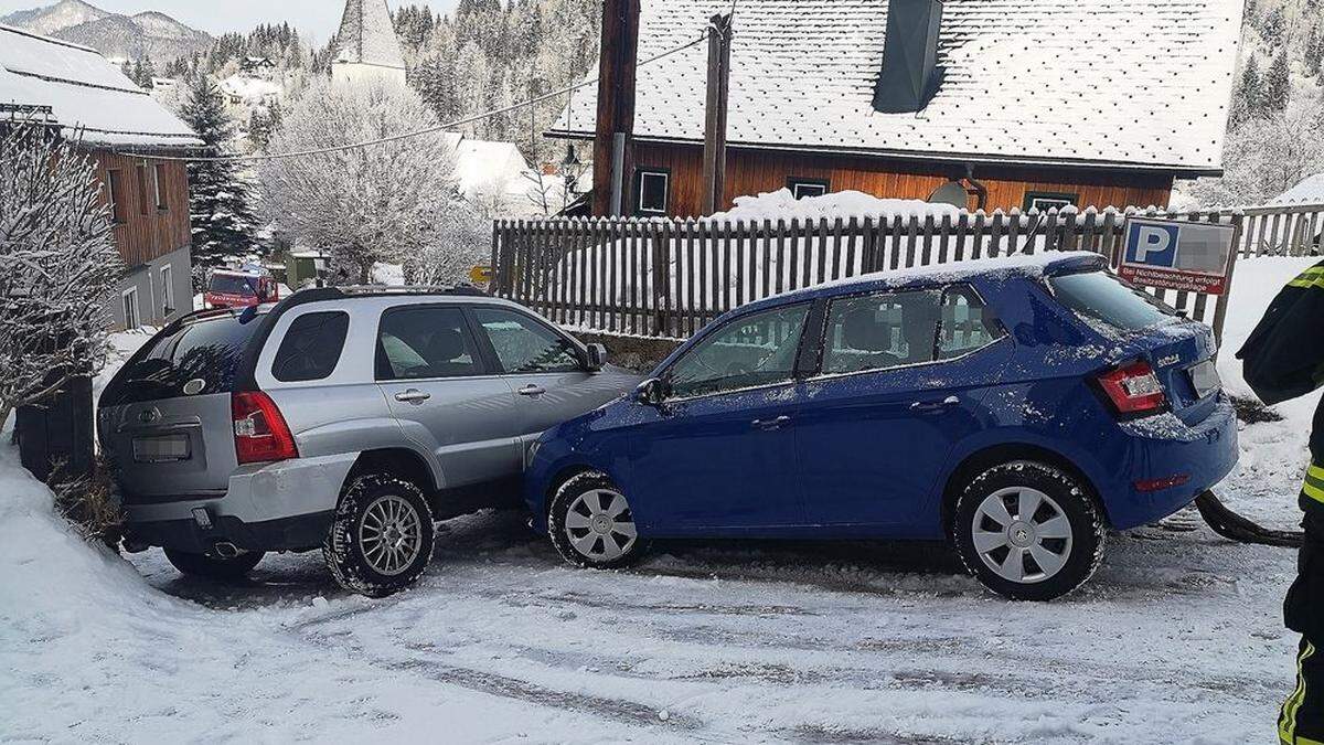 Auf der vereisten Straße verkeilte sich ein Auto zwischen zwei Steinmauern. Ein zweiter Pkw-Lenker konnte nicht mehr bremsen