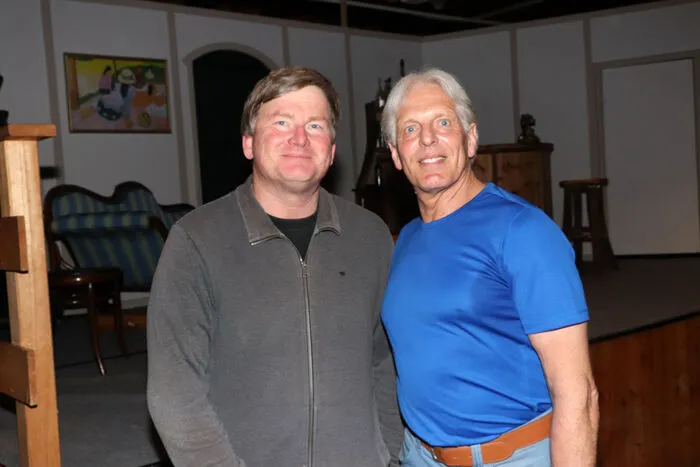 Am Foto von Links: Pfarrer Christian Stromberger (Amateurtheater Keck &amp; Co.) und Gast­re­gis­seur Erwin Bei­weis. (Obmann Amateurtheater Keck &amp; Co.).