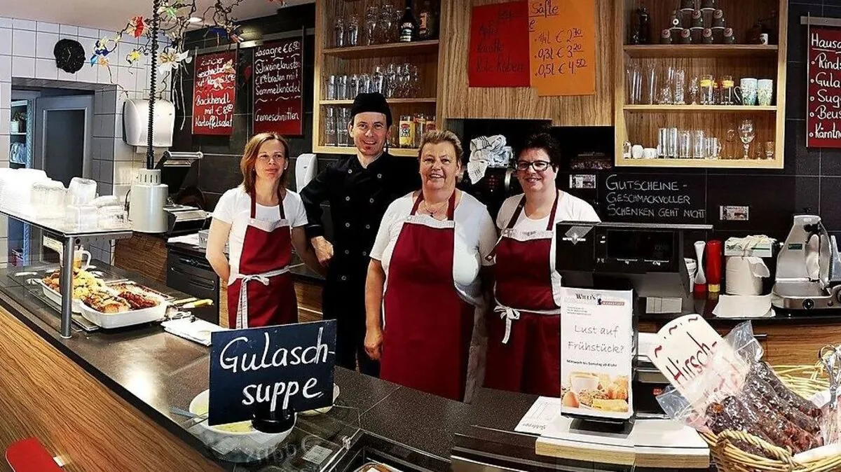 Willi Blasge mit dem Schmankerl Werkstatt-Team