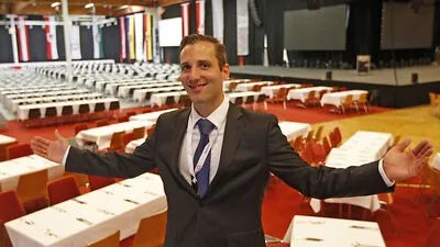 Alles bereit für die über 2000 Gemeindevertreter: Peter Heymich beim letzten Check in der Messehalle