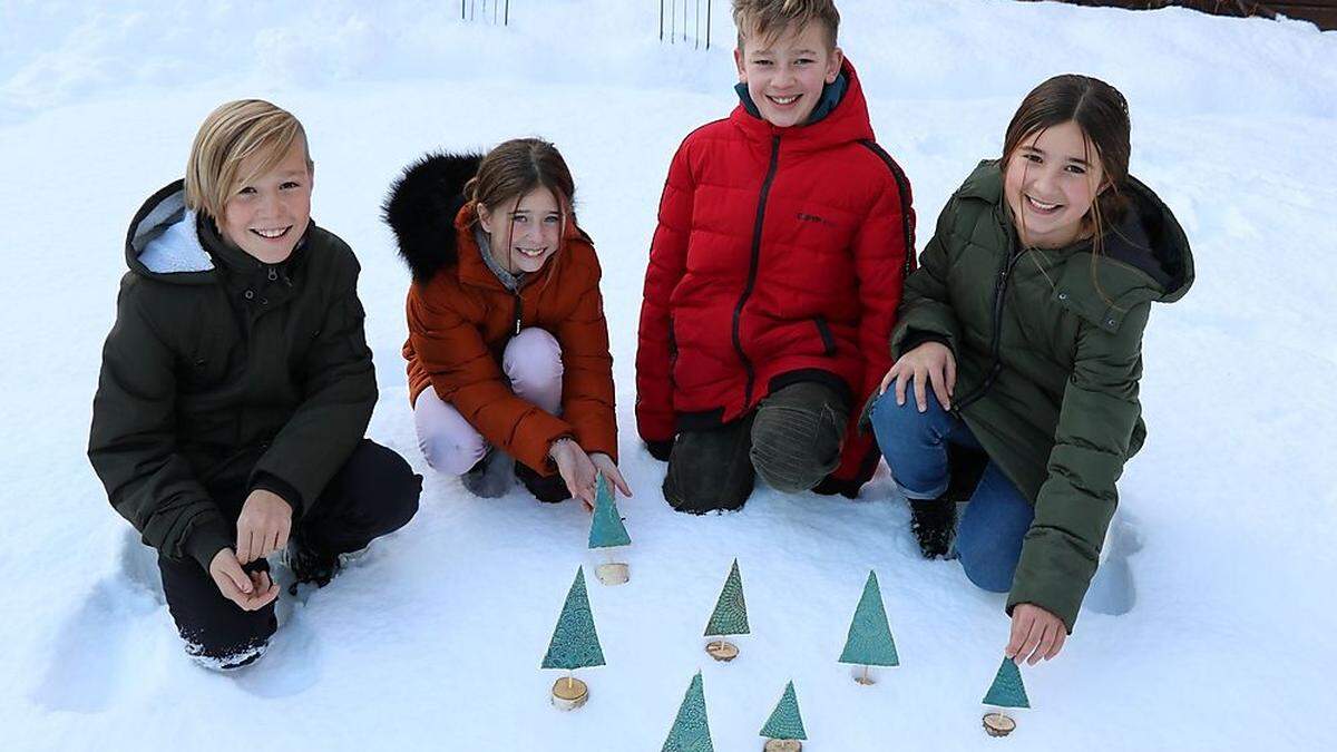 Die Kinder der 2b mit ihren selbst kreierten Keramik-Bäumchen