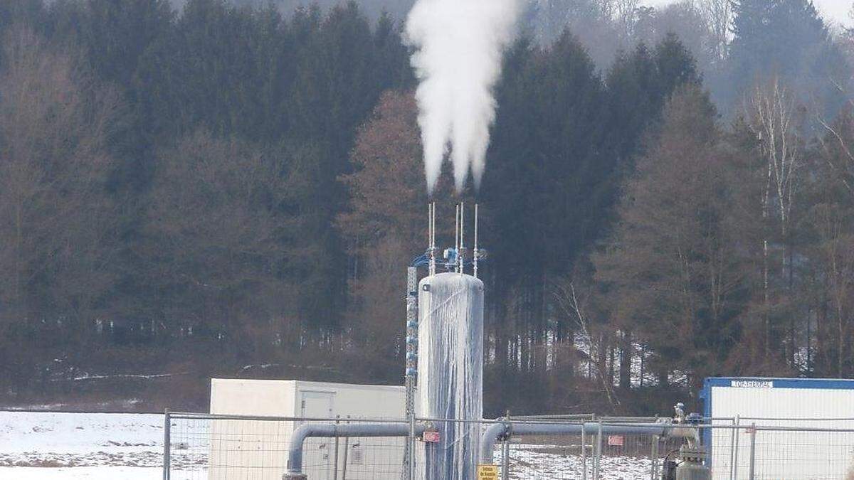 Über einen Anscheideturm strömt derzeit das Kohlendioxid aus