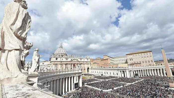 Seit dem Morgen füllte sich der Petersplatz mit Menschen. Zehntausende feierten mit dem Papst.