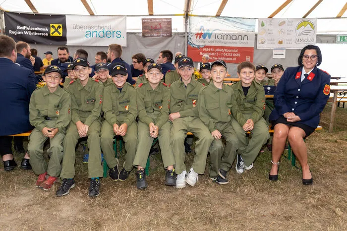 Die Jugend der Freiwilligen Feuerwehr in Rosegg.