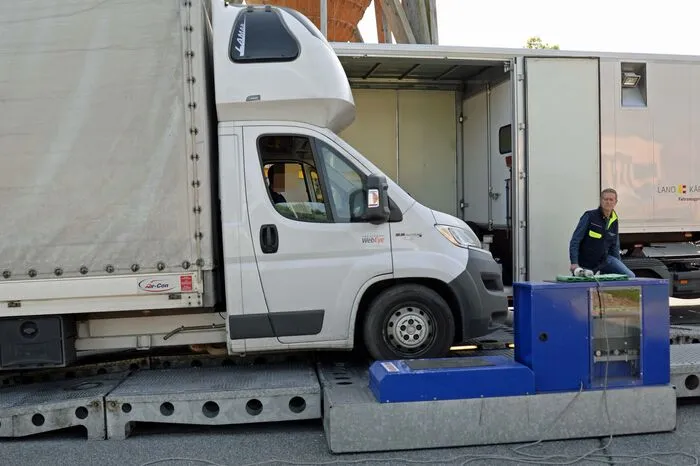 Ungarischer Transporter mit schwacher Feststellbremse