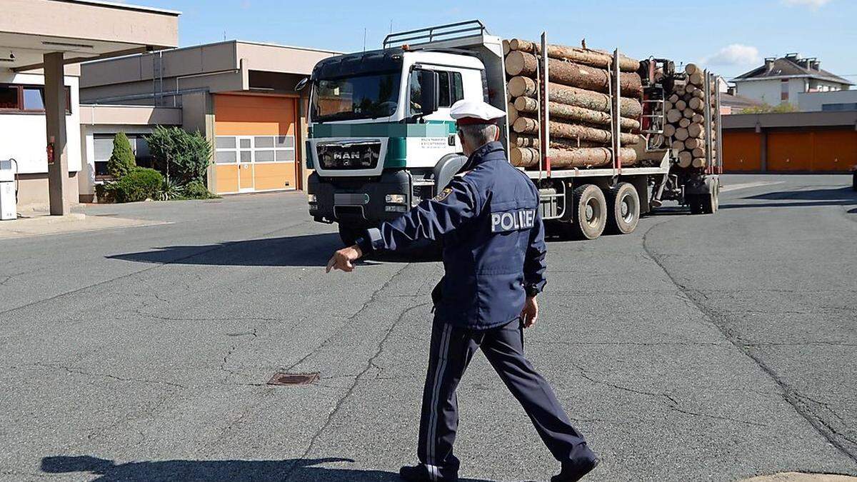 Tonnenschwerer Lkw beladen mit heimischem Borkenkäfer-Schadholz