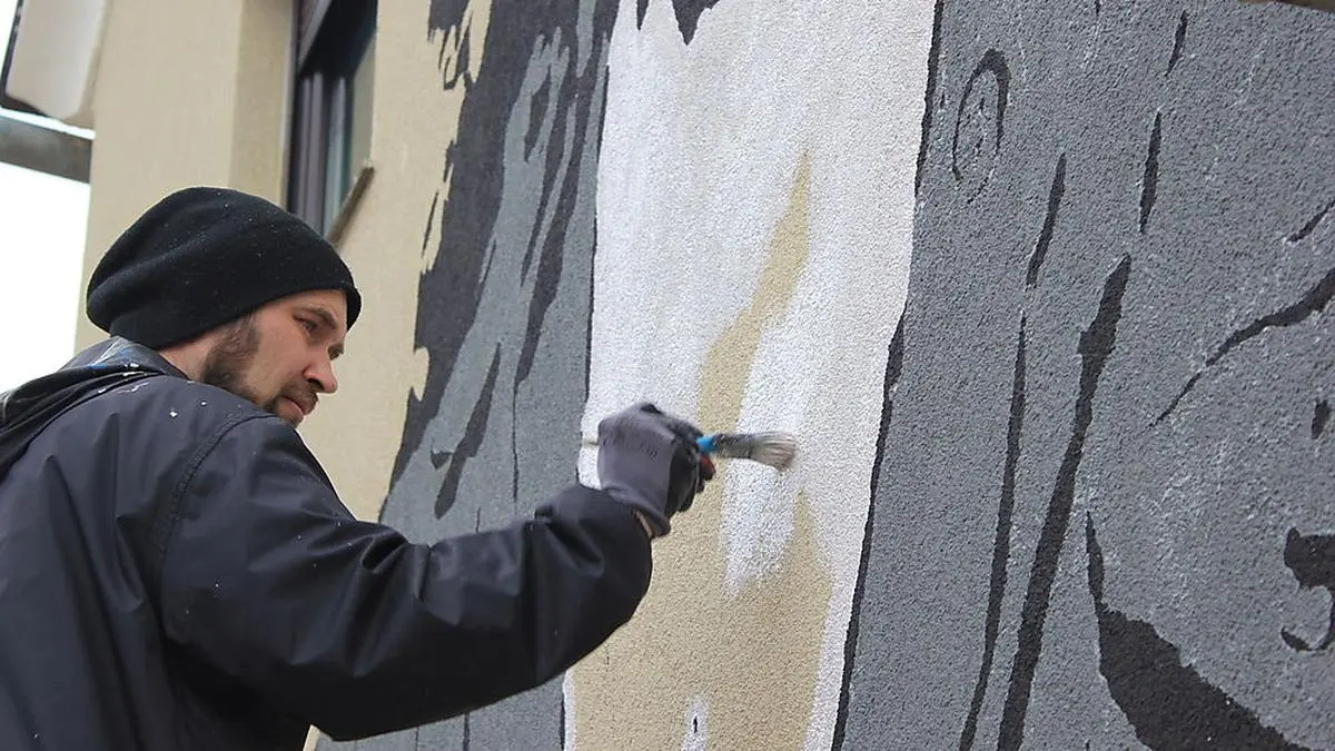 Zwei Tage lang arbeitete Künstler Werner Bauer alias Pug am Fassadenbild beim MadClub Kosir in Bärnbach