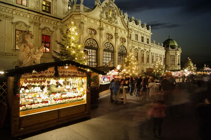 Das Weihnachtsdorf Schloss Belvedere eröffnet heuer bereits zum 15. Mal in prachtvollem Lichterglanz und landet auf Rang 6.