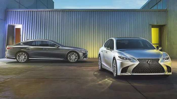 Ab sofort zeigt sich der Ober-Lexus LS coupéhafter, mit betont schlanker Silhouette. Im Vergleich zum aktuellen LS ist das neue Modell etwa 15 Millimeter flacher, die Motorhaube und der Kofferraum sind sogar 30 beziehungsweise 40 Millimeter tiefer. Zugleich ist der neue LS die erste Lexus-Limousine mit sechs Seitenfenstern und bündig eingelassenen Scheiben, die stufenlos in die Karosseriesäulen übergehen.