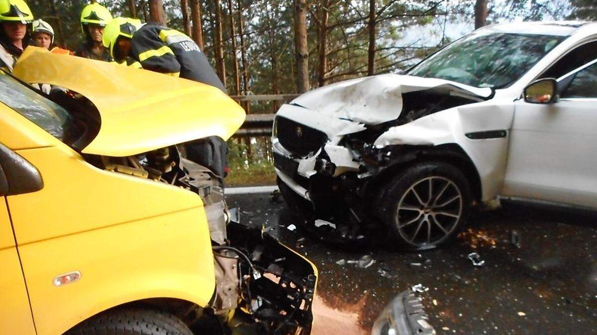 An beiden Fahrzeugen entstand Totalschaden