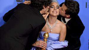 Lady Gaga wird für den Besten Song ausgezeichnet und dementsprechend geherzt