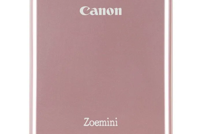 Sofortbild-Kameras liegen voll im Trend, doch die meisten Fotos werden mit dem Handy gemacht. Canon will mit dem Zoemini eine Brücke schlagen. Der Fotodrucker ist gerade einmal so groß wie eine Handfläche und passt damit in jede Handtasche. Perfekt zum Ausdrucken von Handyschnappschüssen. Der Preis: ab 129 Euro.