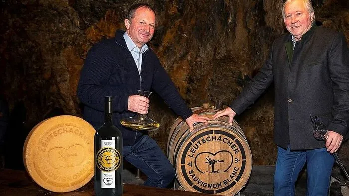 Bürgermeister Erich Plasch und Käseaffineur Franz Möstl sind von Wein und Käse sichtlich begeistert