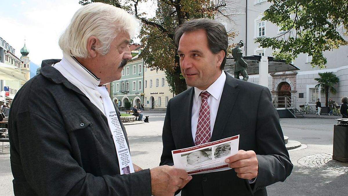 In der Innenstadt von Lienz brachte Hermann Walder Flugblätter unter die Leute. Bei Franz Theurl kamen Erinnerungen hoch 	