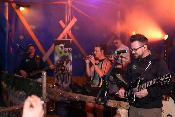 Musikalisch führte die Coverband „Steira Seit’n“ quer durch die Genres – von Volksmusik über Schlager und Pop bis Rock. 