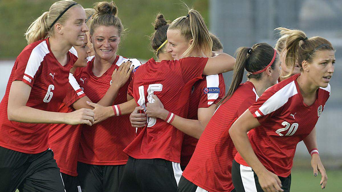 Die Österreicherinnen laufen heute gegen das Schweizer Team ein