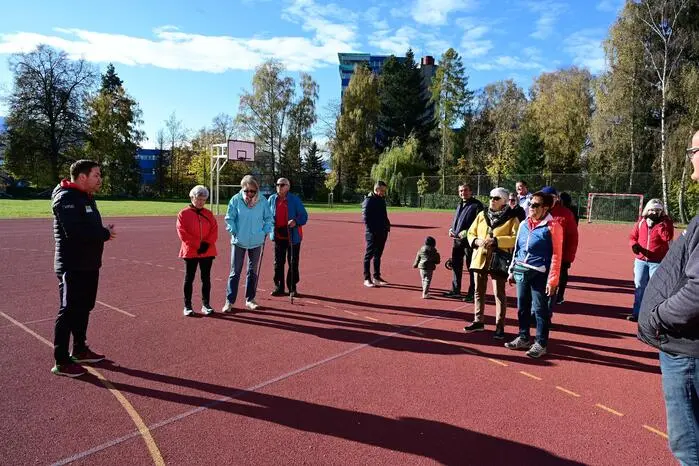 Angeführt von Bürgermeister Günter Reichhold ging es vom Hauptplatz zur neuen Bibliothek im Bildungscampus, zum Sportplatz der Mittelschule und dann zum Spielplatz am Turnerhüttl. 