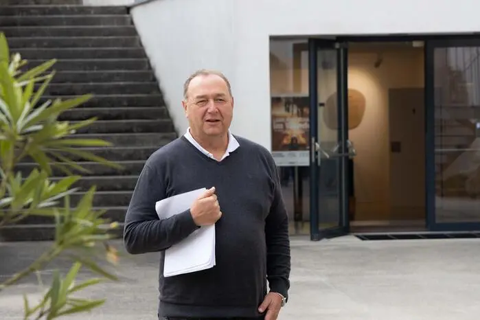 Stephan Stibor, der die Führung leitete, bot den Teilnehmerinnen und Teilnehmern spannende Einblicke in die Entstehung der Werke, die Hintergründe der Künstlerinnen und Künstler sowie die Bedeutung der einzelnen Graffitis.