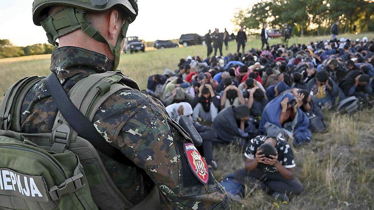 Hände über den Kopf: Dieses Foto stellte das serbische Innenministerium selbst zur Verfügung