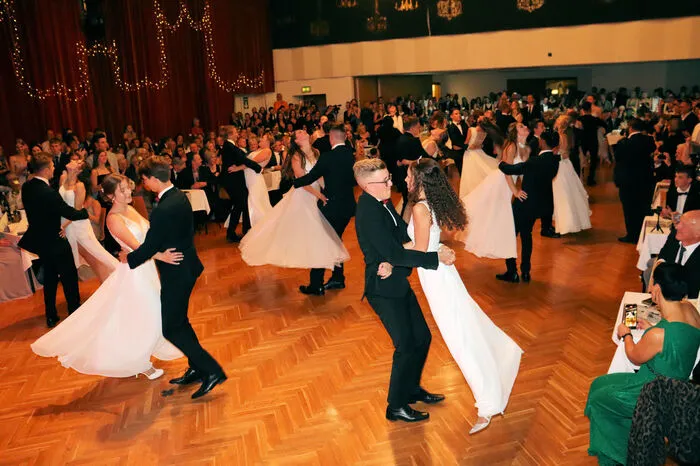 ...präsentierten die Schülerinnen und Schüler unter der Regie von Pierre Gider drei fulminante Eröffnungstänze mit einer schwungvollen Choreografie.