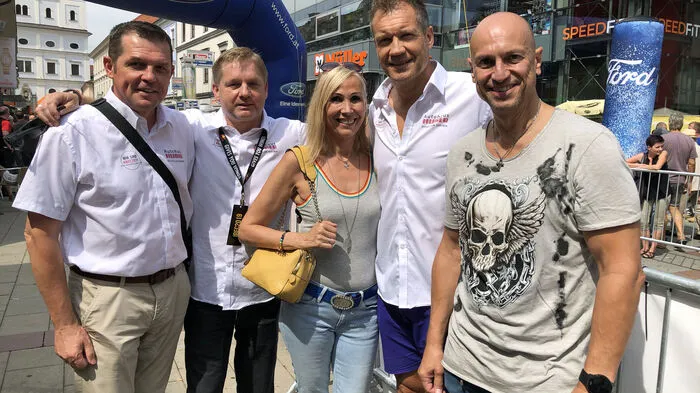 Karin (M.) und Christian Höllerbauer (r.) haben beim Kleine Zeitung-Bonusclub ein VIP-Wochenende bei IRFC 2019 gewonnen. Mit Armin Assinger (2.v.r.) fahren sie bei einer US Car-Aisfahrt mit. Helmut Berger (Ford Österreich) und Dietmar Schöggl (Autohaus Huber) gratulierten.