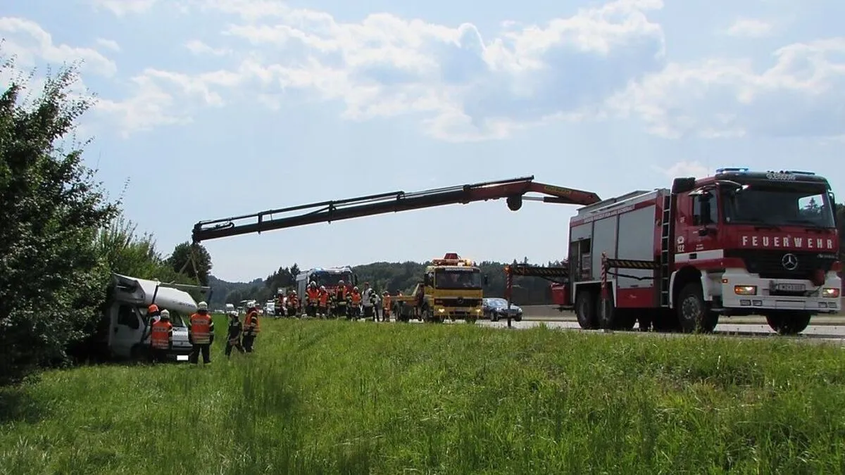 Das Wohnmobil wurde mit dem Bergekran der Feuerwehr Gleisdorf gebrogen