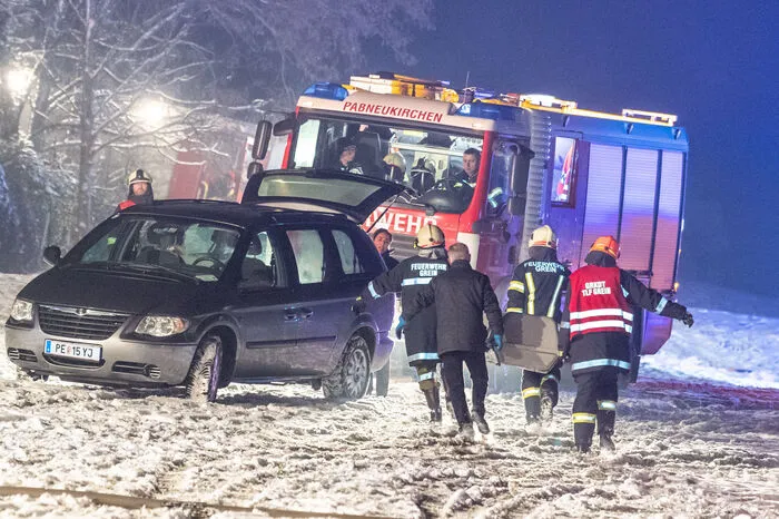 Der Nachbar, zu dem die 66-jährige Frau gerannt war, versuchte vergeblich, mit einem Feuerlöscher den Brand einzudämmen. Er sowie die Hausbesitzerin kamen mit Verdacht auf Rauchgasvergiftungen ins Spital.