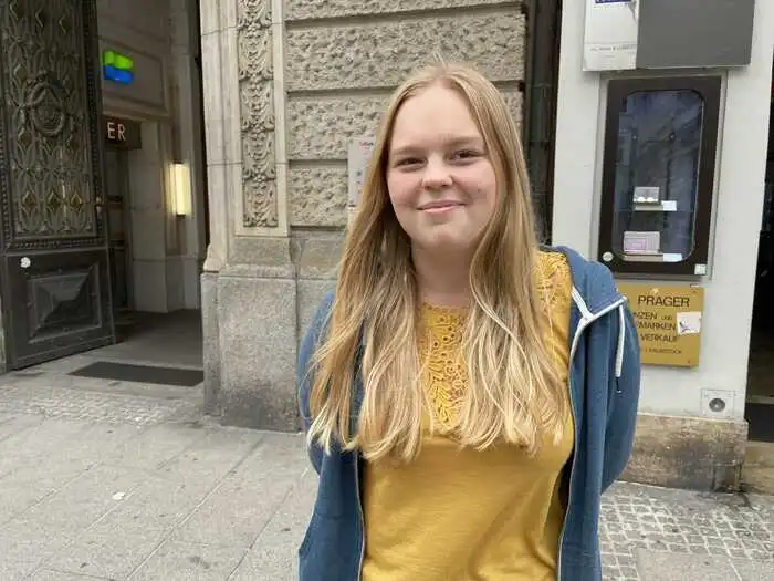 Lena Anna Gosch, 19, Studentin | Ich finde die Regeln nicht so schlimm. Man kann gut ohne Clubs leben. Aber es ist wieder eine Einschränkung, unter der auch der soziale Kontakt leidet. Ich glaube, die Politik hat darauf abgezielt, mehr Jugendliche zum Impfen zu bewegen. Für mich wäre es kein Anreiz gewesen.