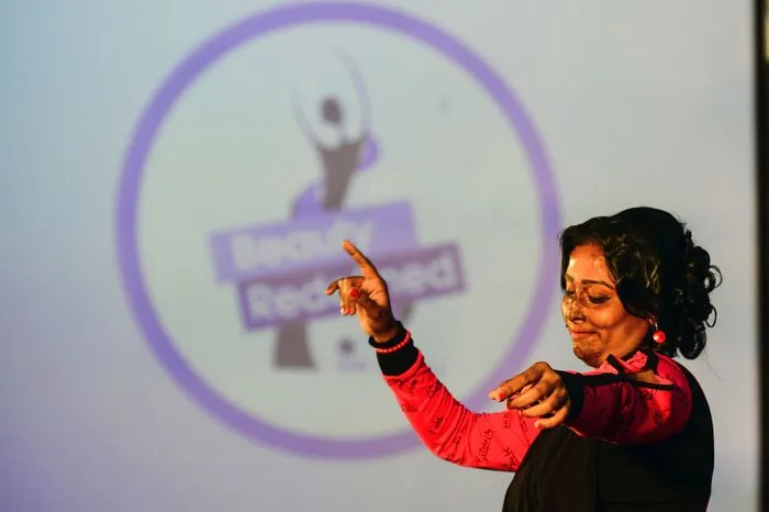 Eine der Teilnehmerinnen war die 14-jährige Shonali Khatun, die als Baby mit Säure angegriffen wurde. Sie fühle sich "wunderbar" und ermutigt, sagte Shonali, bevor sie die anderen Frauen auf dem Laufsteg anführte.