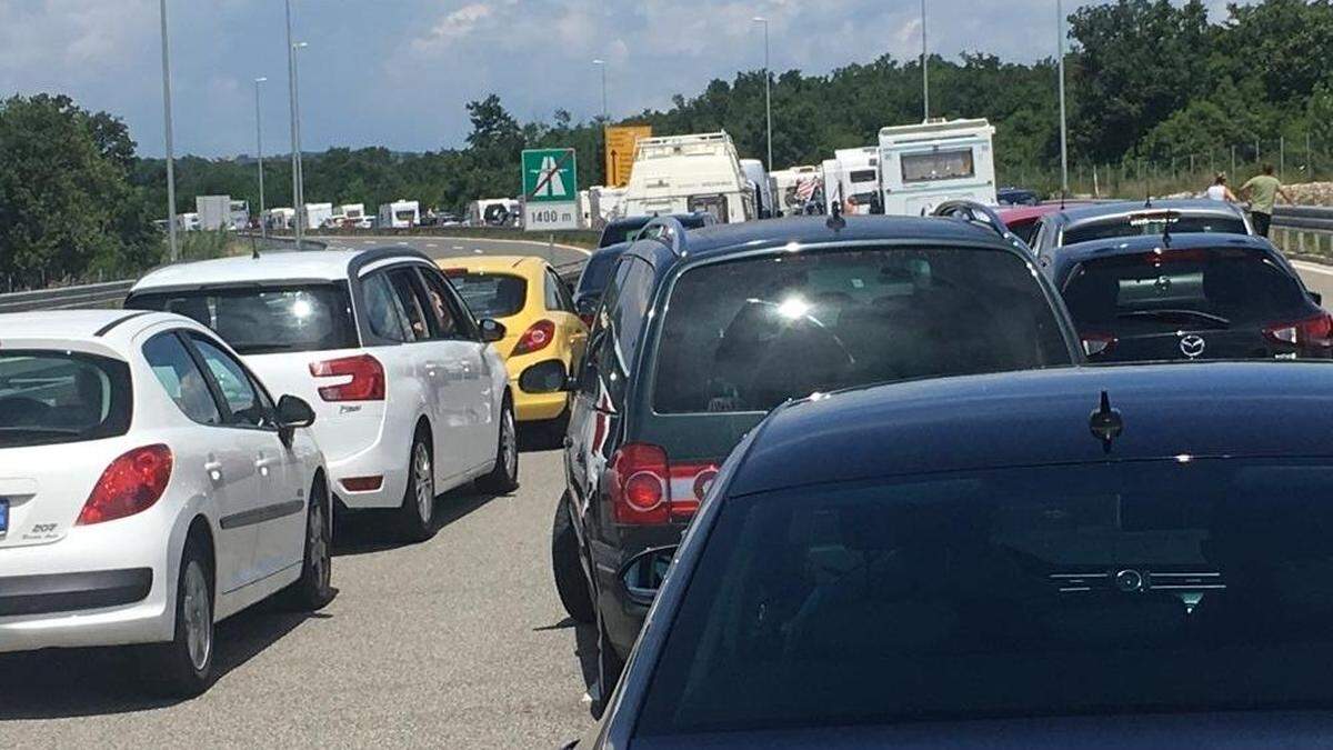 Kilometerlanger Stau vor der kroatisch-slowenischen Grenze. Urlauber warten hier seit Stunden