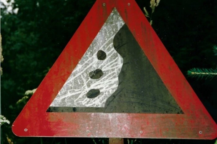 So, jetzt aber: Entdecken Sie den Unterschied zum Original?Richtig, hier im Kindberger Steinbruch, fallen nur 3 Steine Richtung Erde.Der Vorteil? Die Chance, getroffen zu werden, sinkt dadurch rapide.