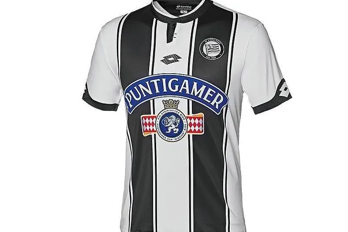 Schwarz und Weiß - die Klubfarben prägen das neue Heimtrikot des SK Sturm. Für jene Fans, die sich dieses Exemplar zulegen wollen, gibt es die neue "Wäsche"  um 74,99 Euro zu erwerben.