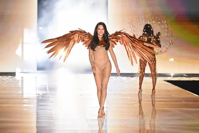 Adriana Lima legte wieder ihre Flügel an