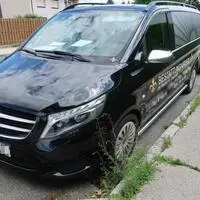 Auch der Leichenwagen steht zum Verkauf