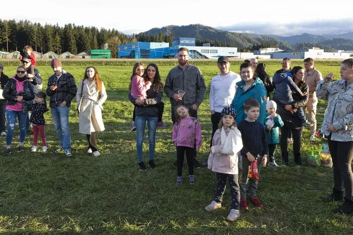 So tummelten sie sich um die zwei Hüpfburgen, beim Kinderschminken wurden die Gesichter verwandelt, an der Saftstation standen Durstlöscher bereit, wie jede Menge Popcorn. 